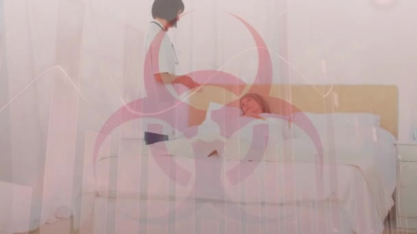 ベッドに寝そべっている女性の上に広がり背景の医者によって検査されています — ストック動画