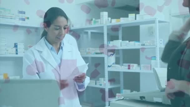 Animación Farmacéuticos Masculinos Femeninos Una Cliente Femenina Propagación Del Coronavirus — Vídeo de stock