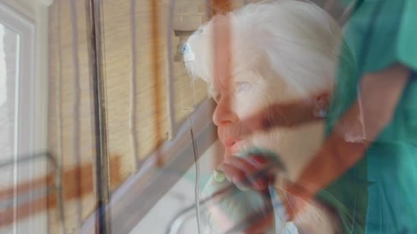 Изображение Пожилой Женщины Над Женщиной Лежащей Хирургической Кровати Которую Обманывает — стоковое видео