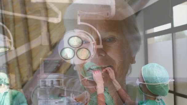 Animacja Starszej Kobiety Nad Lekarzami Noszącymi Ochronne Maski Twarzy Pracującymi — Wideo stockowe