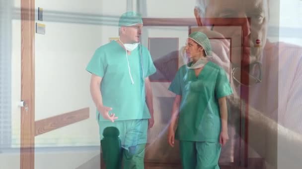 在医院工作 头戴防护面罩的医生和散布在医院里的验尸官身上的老年男子的动画 — 图库视频影像