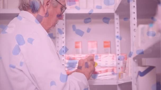 Анімація Чоловічого Фармацевта Перевіряє Запаси Аптеці Клітинами Коронавірусу Ковід Розповсюдження — стокове відео