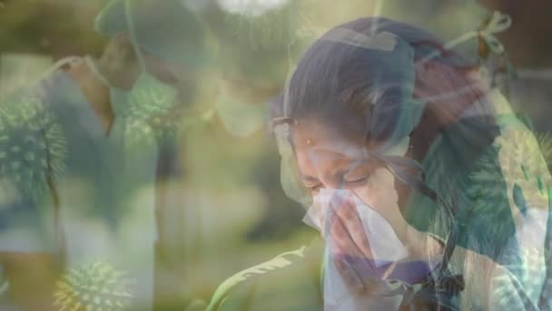 Animación Una Mujer Estornudando Soplando Nariz Tejido Sobre Médicos Que — Vídeo de stock