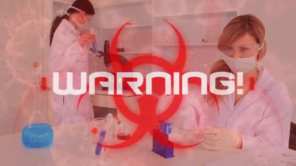 警告という言葉のアニメーション ホワイト オーバー ヘルス ハザード サインで書かれています保護面マスクと手術用手袋を背景にした検査管を使って研究室で働いている科学者の医師と — ストック動画