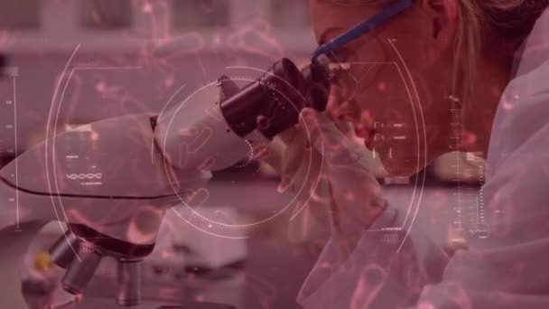 镜片扫描的动画和Coronavirus Covid 19在实验室工作的女医生的近照下的扩散 背景为防护外科手套和眼镜 — 图库视频影像