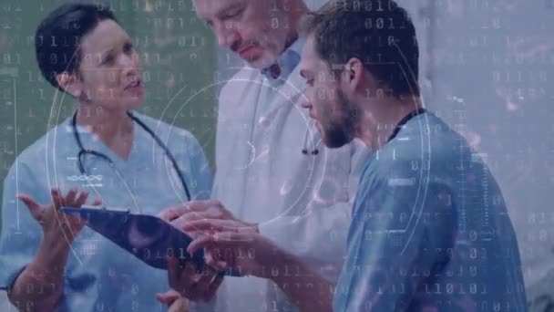 Анімація Сканування Коронавірус Ковід Поширюється Лікарів Які Обговорюють Паперові Роботи — стокове відео