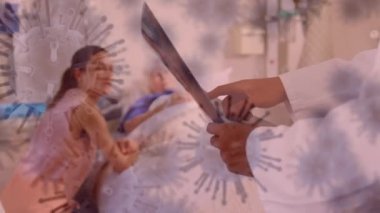 Coronavirus Covid-19 'un hastane yatağında yatan yaşlı bir kadın hastaya yayılması ve arka planda bir doktorla konuşması.. 