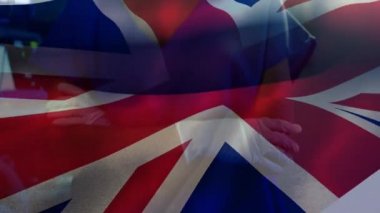 Koruyucu giysiler ve yüz maskesi takan kadın doktorun ameliyat odasında dikilip arka plandaki kameraya baktığı bir animasyon.. 