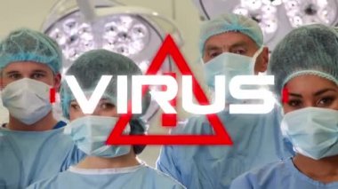 Kırmızı üçgen üzerine beyaz harflerle yazılmış Virüs kelimesinin animasyonu, Coronavirus Covid-19 cerrahi odasında arka plandaki kameraya bakarak sıra sıra bekleyen erkek ve kadın doktorlara yayılıyor..