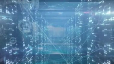 Bir sunucu odasındaki bilgisayar sunucuları ağındaki bağlantı, veri işleme ve dijital bilginin animasyonu, yüzeyde ışık izleri parlıyor. 