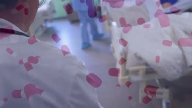 Hastane yataklarında üzerinde hastalar ve Coronavirus Covid-19 ile dolaşan doktorların canlandırması.. 