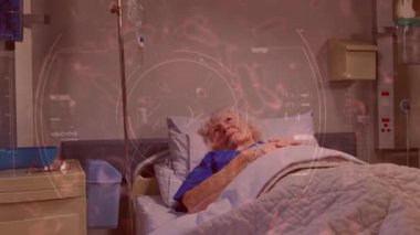 Dürbün taraması ve Coronavirus Covid-19 'un arka plandaki hastane yatağında yatan yaşlı bir kadın hastaya yayılması..