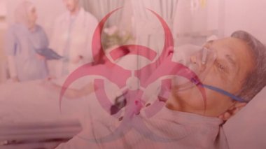 Kırmızı sağlık tehlikesi işareti ve Coronavirus Covid-19 'un hastane yatağında yatan ve arka planda oksijen maskesi takan yaşlı bir erkek hastaya yayılması.. 