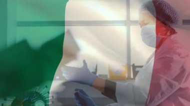 İtalyan bayrağının dalgalanması, Coronavirus Covid-19 'un yüz maskesi takan kadın bilim adamına yayılması, koruyucu giysiler ve hastane laboratuarında çalışan koruyucu eldivenler..