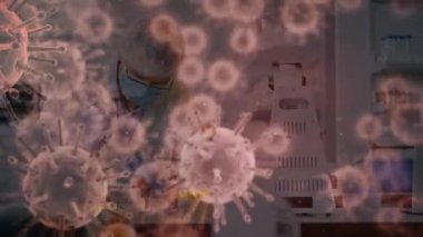 Makro koronavirüs Covid-19 hücrelerinin mikroskop, koruyucu gözlük ve arka planda cerrahi eldiven kullanarak laboratuvarda çalışan erkek ve kadın bilim adamları üzerinde yayılması.. 