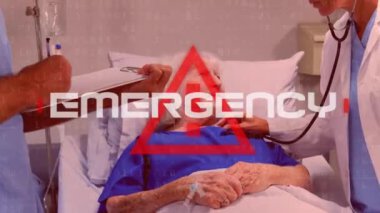 Kırmızı üçgen üzerine beyaz harflerle acil durum sözcüğünün animasyonu, Coronavirus Covid-19 arka planda yatan yaşlı bir hastayla konuşan doktorların üzerine yayılıyor..