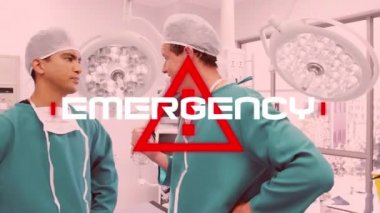 Acil durum sözcüğünün kırmızı üçgen üzerine beyaz harflerle yazılmış hali, Coronavirus Covid-19 hastanede çalışan doktorlara yayılıyor, arka planda konuşuluyor.. 