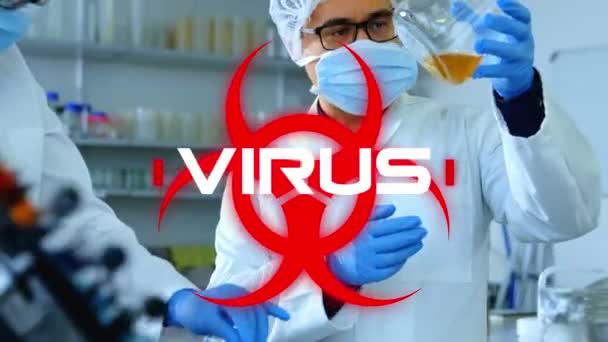 単語のアニメーション男性と女性の科学者の上に白い文字で書かれたウイルスは バックグラウンドで顔のマスク 保護メガネや外科手袋を身に着けている研究室で働く医師 — ストック動画
