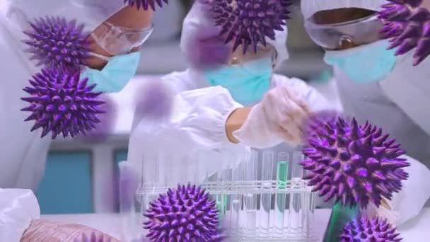 Animering Makrokoronavirus Covid Celler Sprids Över Manliga Och Kvinnliga Läkare — Stockvideo