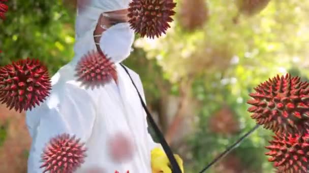 巨噬细胞Covid 19在身穿防护服 面罩和护目镜的男子身上的动画化 并在背景中喷洒消毒剂 — 图库视频影像