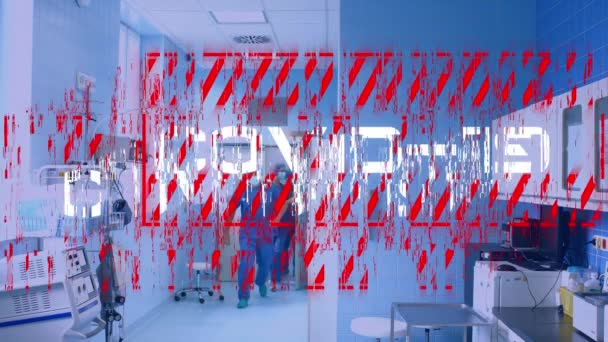 Covid 一词的动画 用红色框白字写在身穿防护服 戴口罩的医生身上 这些医生们穿着防护服 从后面的房间里跑过去 — 图库视频影像