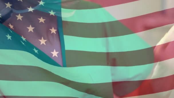 Arka Planda Bir Hastaya Oksijen Maskesi Takan Bir Amerikan Bayrağı — Stok video