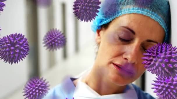 女性医生头戴口罩 身穿防护服 低着头撞到医院墙上 背景下的巨噬细胞Covid 19的动画化 — 图库视频影像
