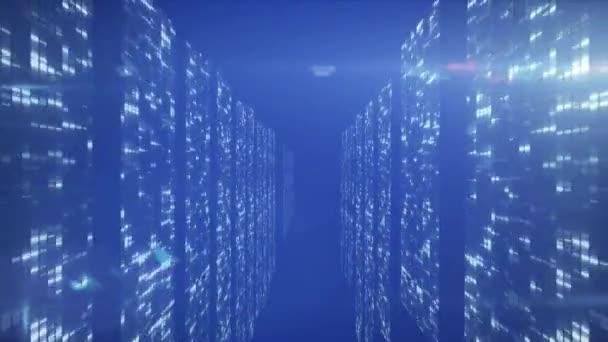 Animation du traitement des données et de l'information numérique circulant à travers le réseau de serveurs informatiques dans une salle de serveurs avec des pistes lumineuses clignotantes à la surface . 