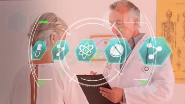 Animation d'icônes médicales vertes, balayage de la portée et coronavirus Covid-19 se répandant sur une patiente âgée parlant avec un médecin dans une chambre d'hôpital en arrière-plan .