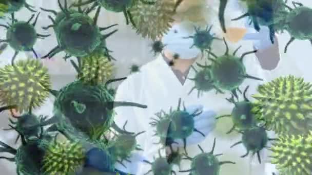 在实验室工作的男性和女性科学家 戴着面具 防护眼镜和外科手套 在其背景下对巨细胞Covid 19的激活作用 — 图库视频影像