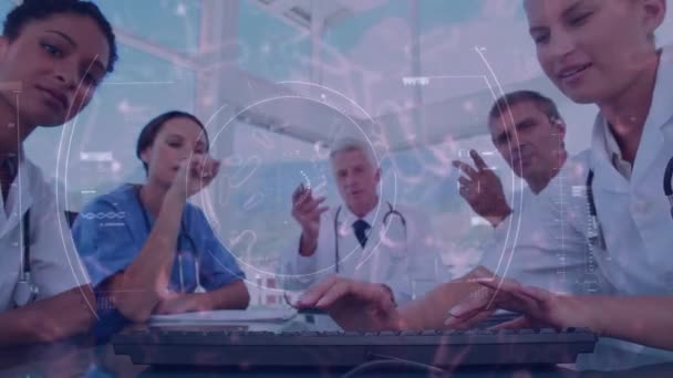 Анімація Сканування Коронавірусу Ковід Поширюється Лікарів Які Обговорюють Використовують Комп — стокове відео