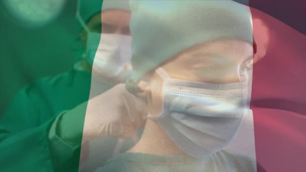 Animação Bandeira Italiana Acenando Sobre Médicos Masculinos Femininos Colocando Máscaras — Vídeo de Stock