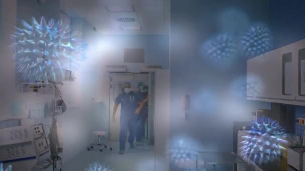 背景の部屋を流れる保護服やフェイスマスクを身に着けている医師に広がるマクロコロナウイルスCovid 19細胞のアニメーション — ストック動画