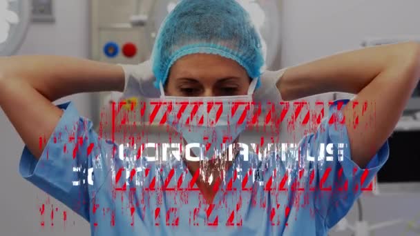防護服を着た女性医師の上に赤い枠の中に白い文字で書かれたコロナウイルスという言葉のアニメーション — ストック動画