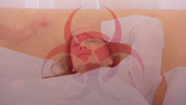 红色健康危害标志和Coronavirus Covid 19的动画散布在躺在床上的妇女身上 背对着她的头 — 图库视频影像