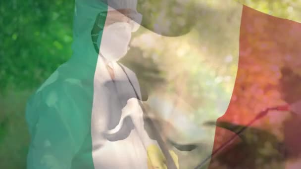 Animation Einer Italienischen Flagge Die Über Einem Mann Weht Der — Stockvideo