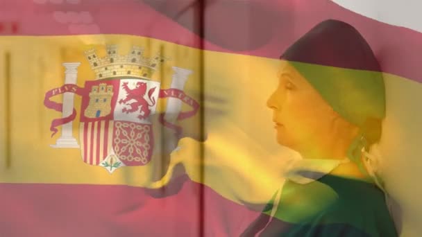 Animación Bandera Española Ondeando Sobre Una Doctora Vestida Con Ropa — Vídeos de Stock