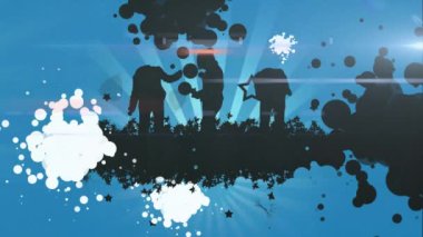 Siyah siluetlerin dans ettiği bir partide mavi arka planda kusursuz bir şekilde dans eden renkli spot ışıklarının canlandırılması. 