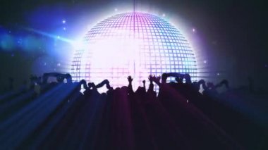Ayna disko topunun dönüşünün animasyonu, müzik konserinde hareket eden renkli spot ışıkları, kolları havada dans eden siyah insan siluetleri, kusursuz bir hareketle.. 
