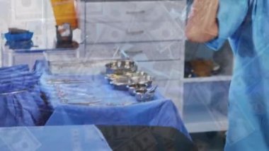 Amerikan dolar banknotlarının düşüşünün animasyonu, kadın doktor maske takıyor, koronavirüs Covid-19 hücreleri yayılıyor.. 