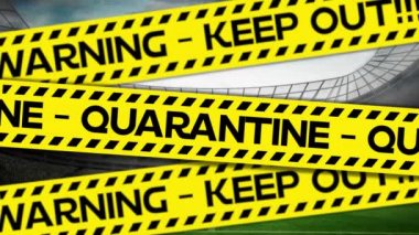 Karantina kelimesinin animasyonu sarı ve siyah bantlarda siyah harflerle yazılmıştır. Coronavirus Covid-19 bir futbol stadyumunun üzerine yayılmıştır.. 