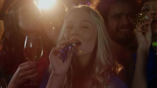パーティーで一緒に楽しみ シャンパンを飲み パーティーのブロワーを使用し 気球飛行とカラフルなスポットライトが動き回る笑顔のグループのアニメーション — ストック動画