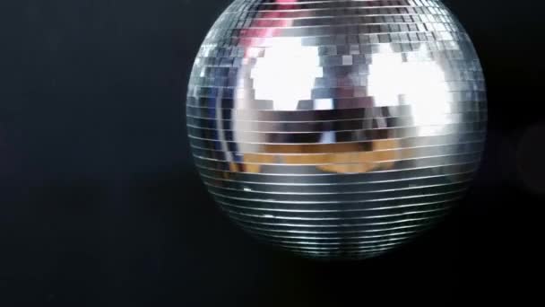 发光发光的镜子迪斯科球旋转 五彩斑斓的聚光灯在音乐音乐会上无缝移动 — 图库视频影像