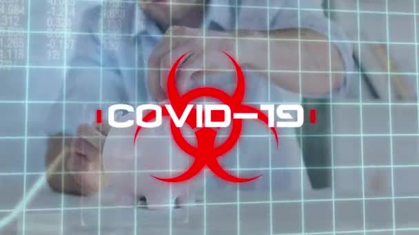 Covid 단어의 애니메이션붉은 신호에 문자로 은행에 지폐넣기 데이터 처리와 — 비디오