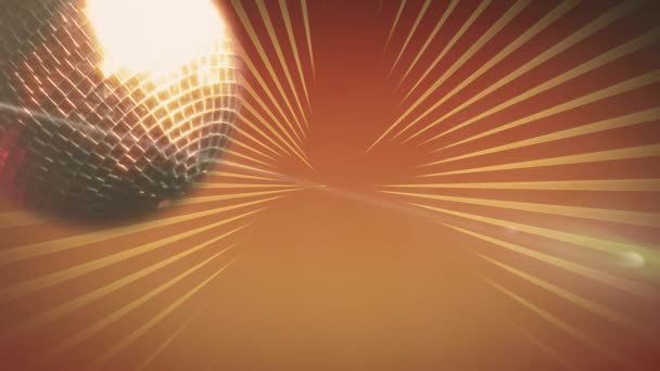 闪闪发光的镜子迪斯科球旋转的动画 橙色聚光灯在音乐会上的无缝运动 橙色背景的黄色光芒 — 图库视频影像
