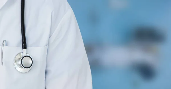 코트와 청진기를 착용하고 병원에서 일하는 의사의 대유행 코로나 바이러스 — 스톡 사진
