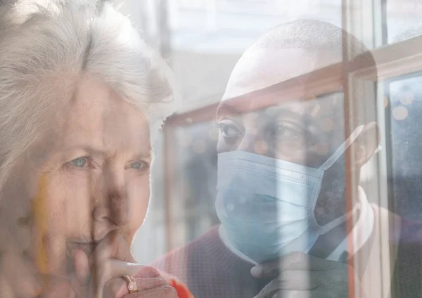 Zaniepokojona Seniorka Rasy Białej Starsza Kobieta Patrząca Przyszłość Mieszana Rasa — Zdjęcie stockowe