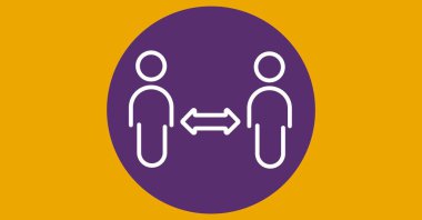 İki insanın sosyal uzaklaştığını ve turuncu arka planda mor çemberin üzerinde güvenli mesafede durduğunu gösteren dijital bir tasvir. Sosyal güvenlik hijyeni hijyenik koronavirüsü Covid-19 pandemik konsepti dijital olarak oluşturuldu.