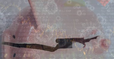 Arka planda veri işleme üzerine yayılan mavi makro koronavirüs Covid-19 hücreli ezilmiş bir domuz kumbarasının dijital çizimi. Küresel ekonomik durgunluk halk sağlığı Coronavirüs Covid-19 salgın konsepti dijital olarak üretilen görüntü.