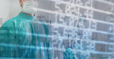 Koruyucu kıyafet giyen ve yüz maskesi takan bir doktorun istatistiklere ve verilere baktığı dijital bir illüstrasyon. Küresel ekonomik durgunluk halk sağlığı Coronavirüs Covid-19 salgın konsepti dijital olarak üretilen görüntü.